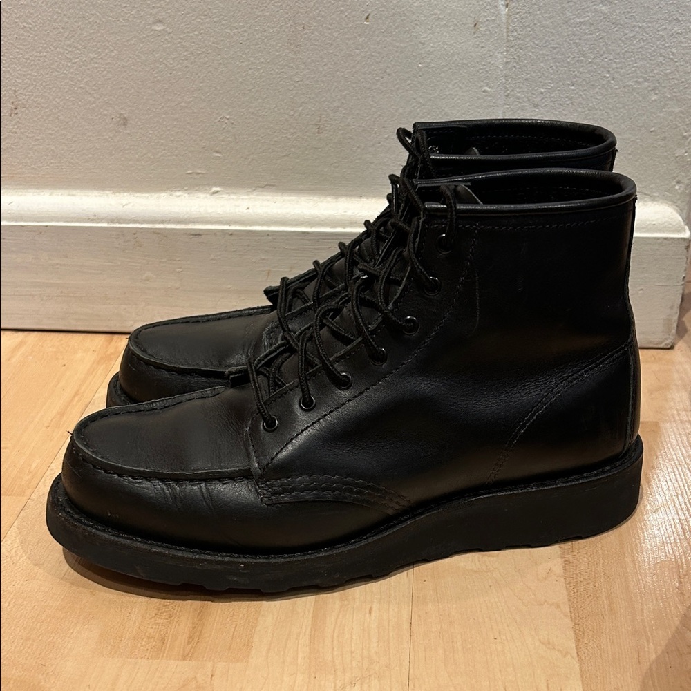 Red Wing women’s 9.5 black moc toe